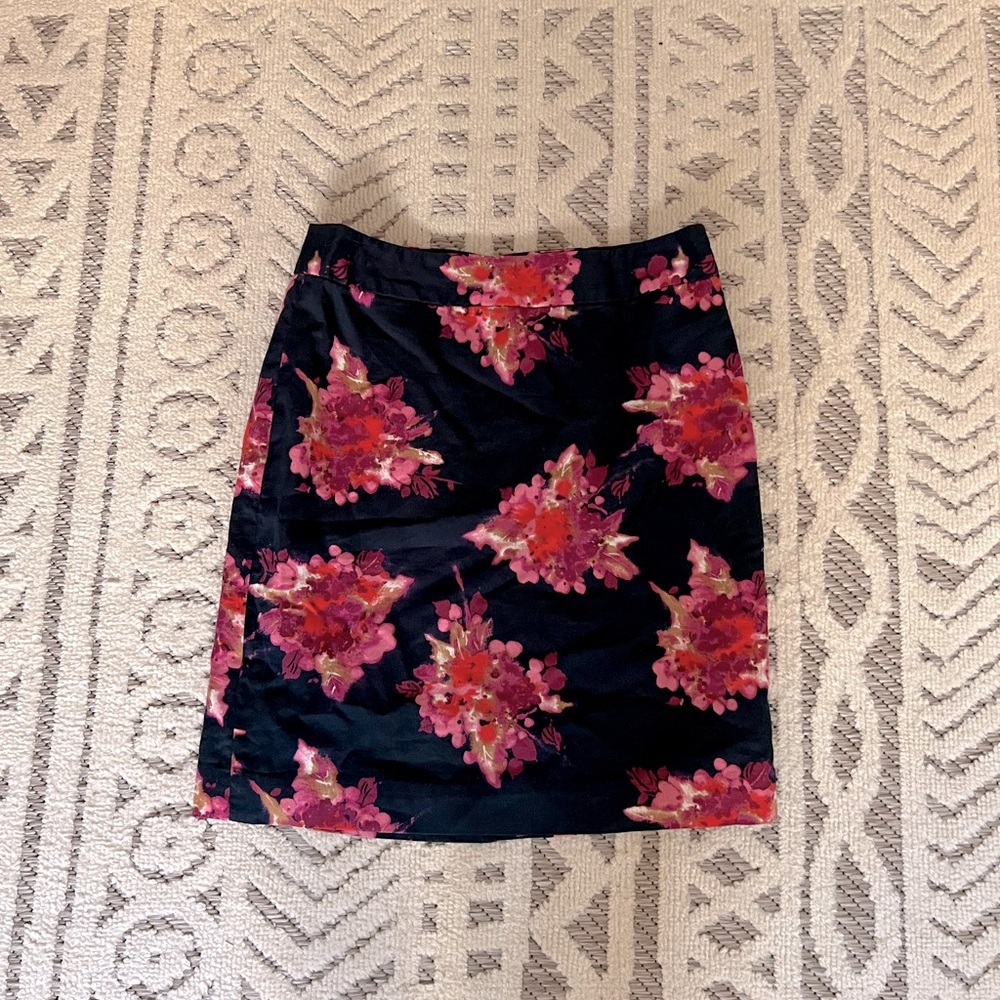 LOFT Pencil Skirt in beautiful navy blue with floral pattern. Size 00P